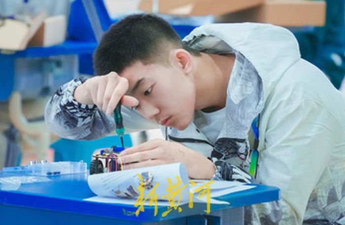 山师附中推荐生面试“烧脑”升级,1小时现场组装“桌面机器人”2
