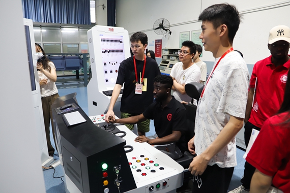 留学生正在重庆公共运输职业学院实训基地参观体验 学校供图 华龙网发