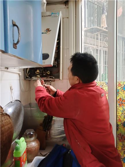 维修师傅正在夏老师家维修热水器。通讯员 任丽 摄