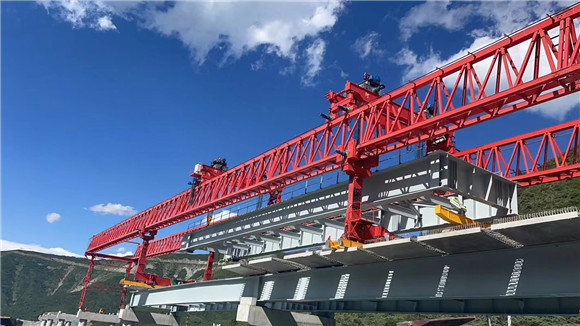 青海乐化项目东沟特大桥左幅贯通。中交世通重工供图 华龙网发