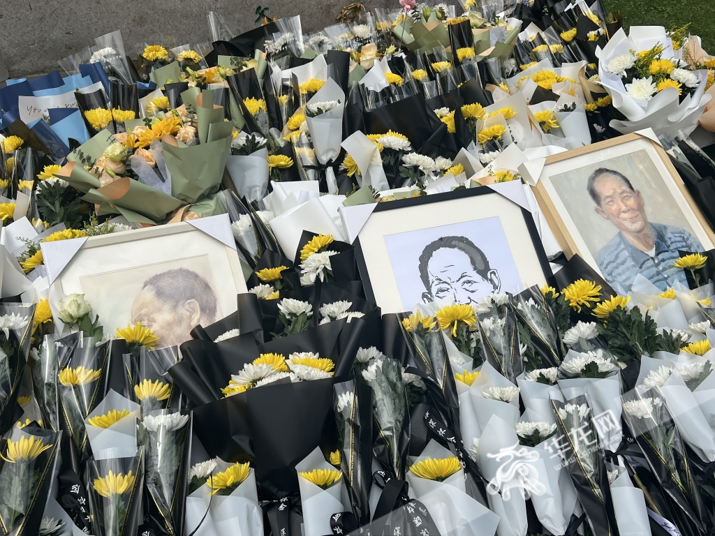 西南大学师生敬献鲜花和礼物。华龙网-新重庆客户端 记者 秦思思 摄