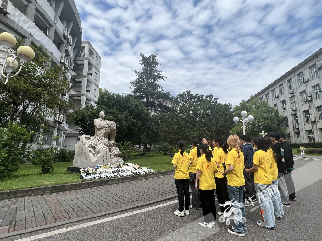 西南大学师生自发来到学校袁隆平塑像前,敬献鲜花和礼物,纪念袁隆平。华龙网-新重庆客户端 记者 秦思思 摄