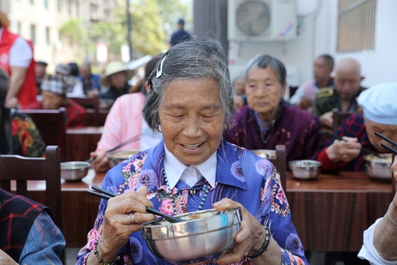 老人们正在品尝营养午餐。云阳县民政局供图 华龙网发