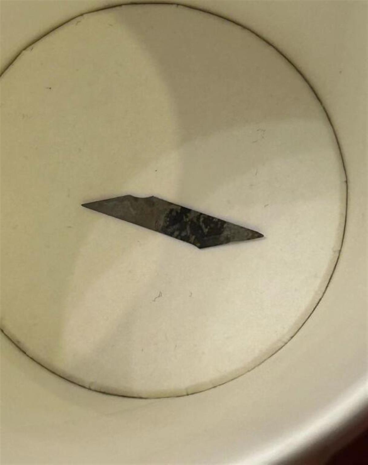 女子被酒店拖鞋内藏刀片划伤脚底，担心感染病毒，店方：愿赔3000元3