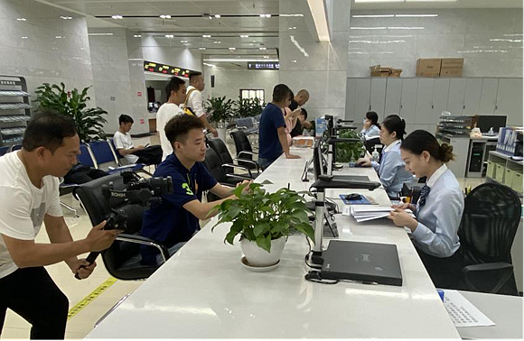 渝北行政服务中心交通窗口正在为市民提供服务 受访者供图 华龙网发