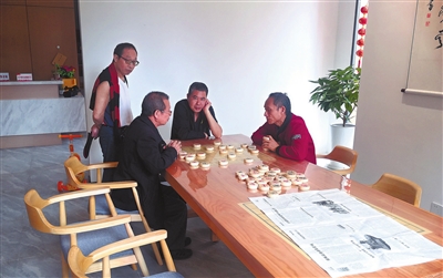 近日，双桂街道新民社区养老服务站，老人们在下象棋。