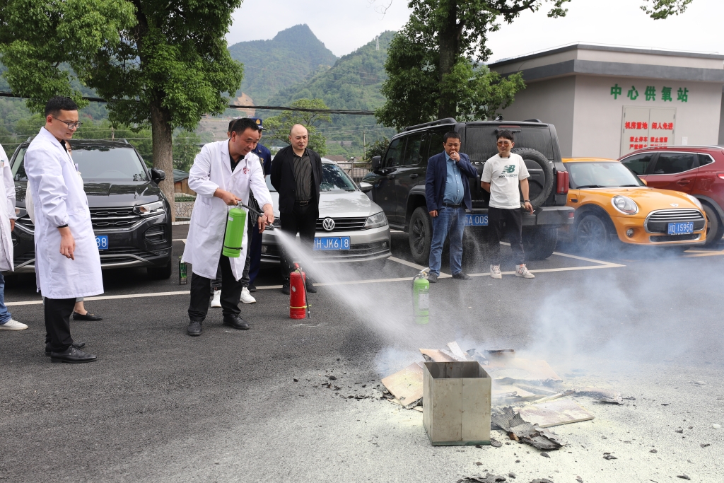 医护人员体验灭火器灭火。秀山县消防救援大队供图 华龙网发
