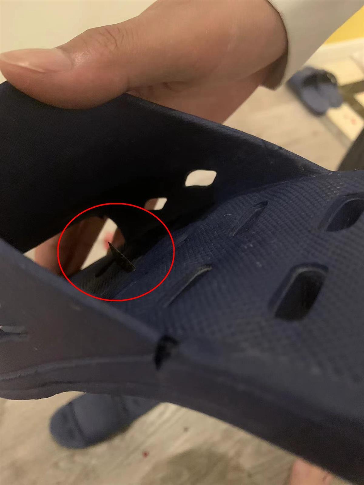 女子被酒店拖鞋内藏刀片划伤脚底，担心感染病毒，店方：愿赔3000元1