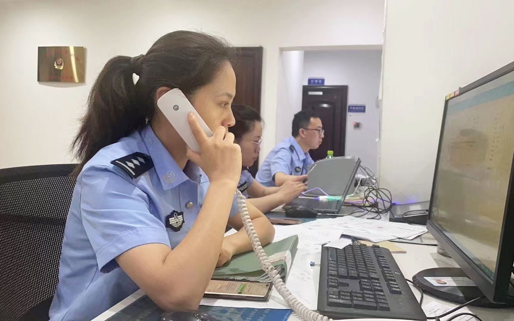 1值班民警通过电话告诉报警人张女士不要转账，以免被骗。重庆高新区警方供图