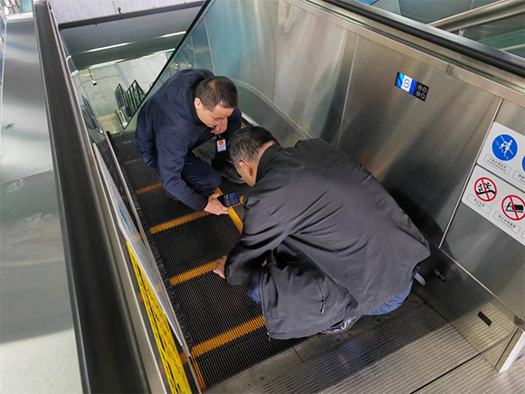 1检查人员对车站内直升电梯和自动扶梯进行检查。通讯员 王光林 摄