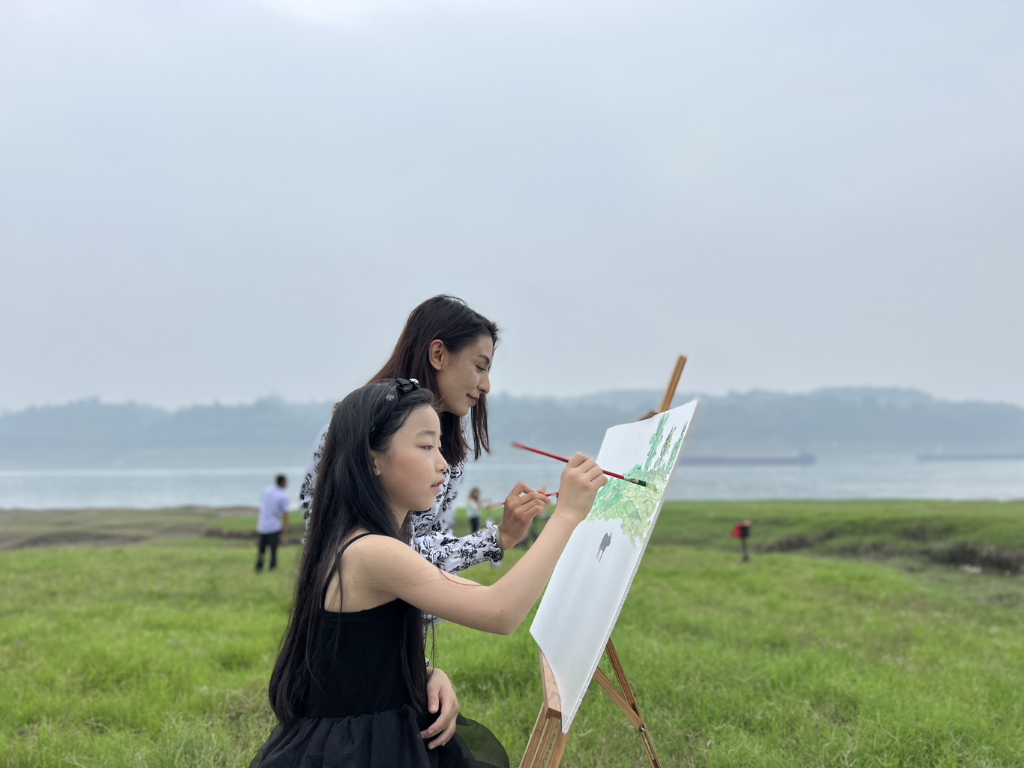 市民游客到此地写生。景区供图