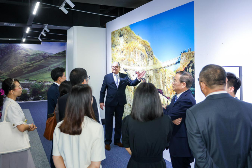 Guests from China and Peru visited the exhibition. (Photo provided by the organizer)