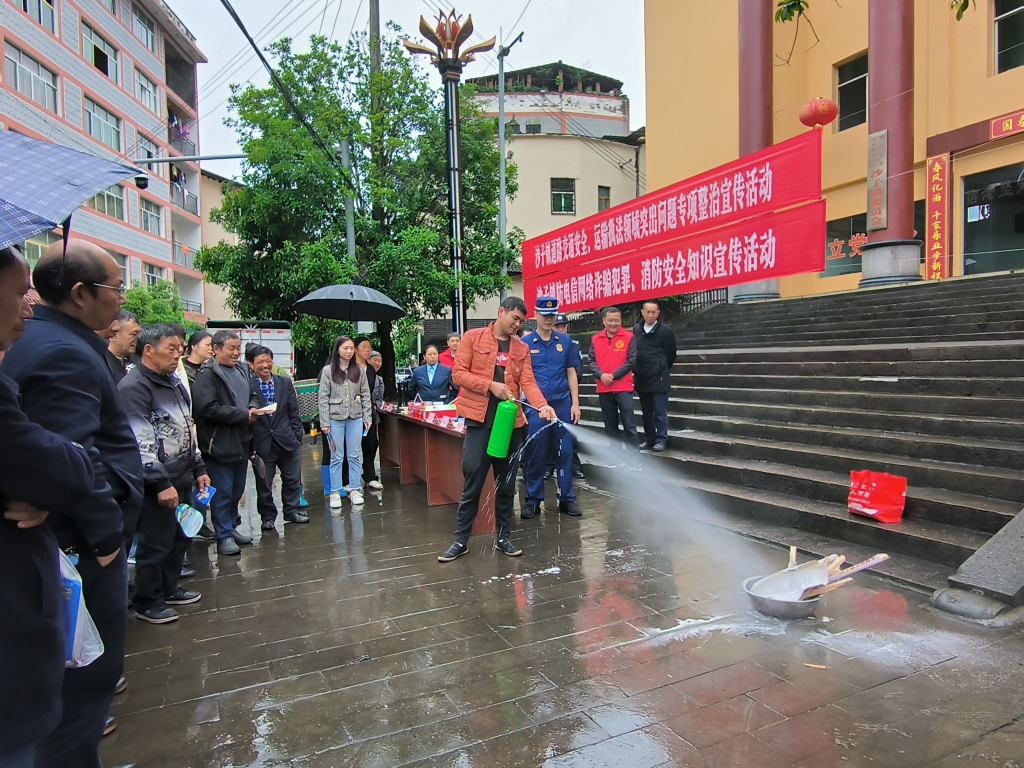 群众现场体验灭火器灭火。石柱县消防救援大队供图 华龙网发