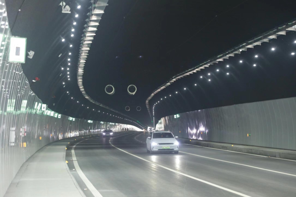 重庆空港新城项目鹿山隧道正式建成通车。中交二航局供图