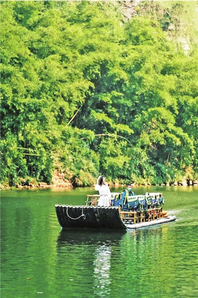 2竹筏泛舟。渝北区文化和旅游发展委员会供图