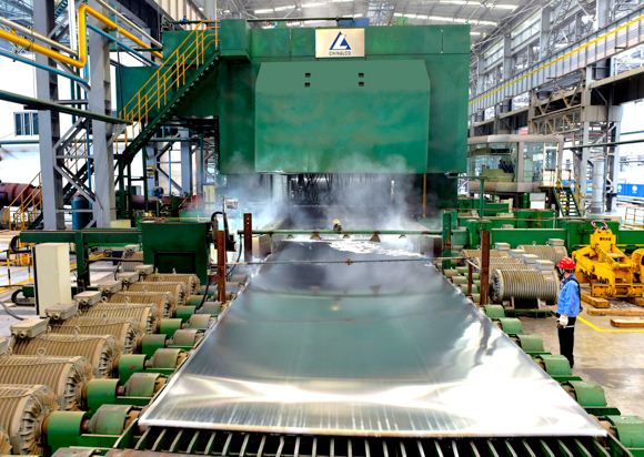 04——西南铝4300毫米热轧机在生产铝合金大宽板。受访者供图