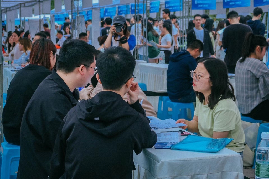 用人单位正在和求职者沟通。主办方 供图