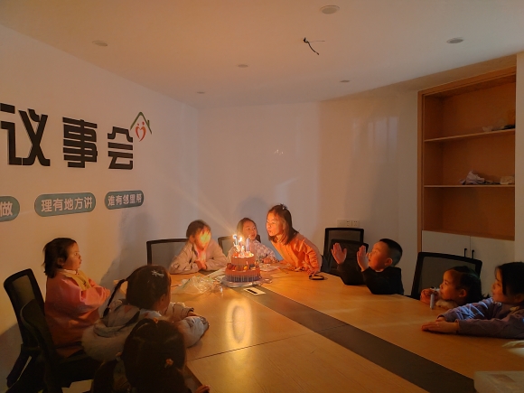 珠海实验小学教师为西城紫都小区的留守儿童过生日。巫溪县委组织部供图 华龙网发