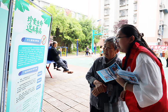 志愿者们向居民普及禁毒知识。通讯员 杨彦 摄