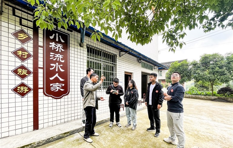 志愿者为农家乐经营者提出发展建议。南川日报记者 聂灵灵 摄
