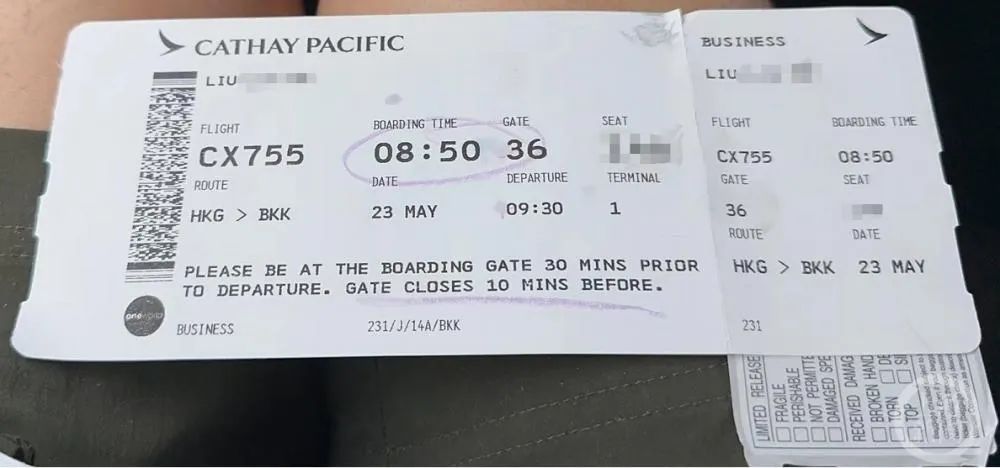 多名乘客讲述乘坐国泰航空经历：空乘对外国人殷勤2