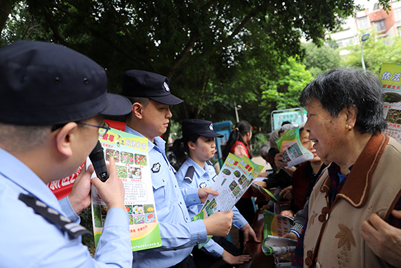民警向居民讲解毒品的特性以及危害。通讯员 杨彦 摄