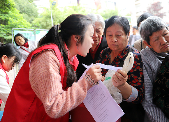 居民积极参与有奖竞答活动。通讯员 杨彦 摄