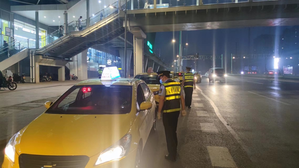 执法队员对出租车进行例行检查。重庆交通执法部门供图
