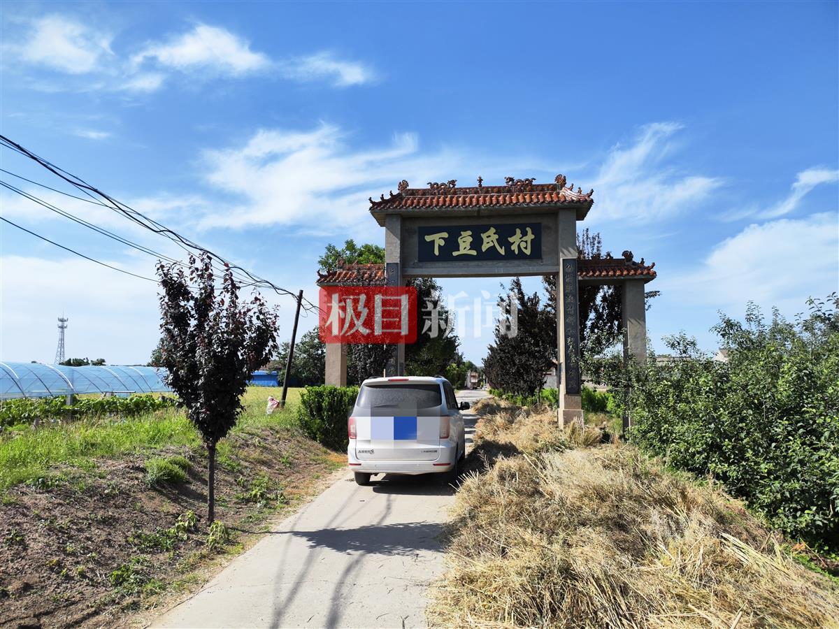 实探“山西临猗10岁男孩身亡”事发地：男孩在继父爷爷坟墓旁被找到，坟头仍有新土1