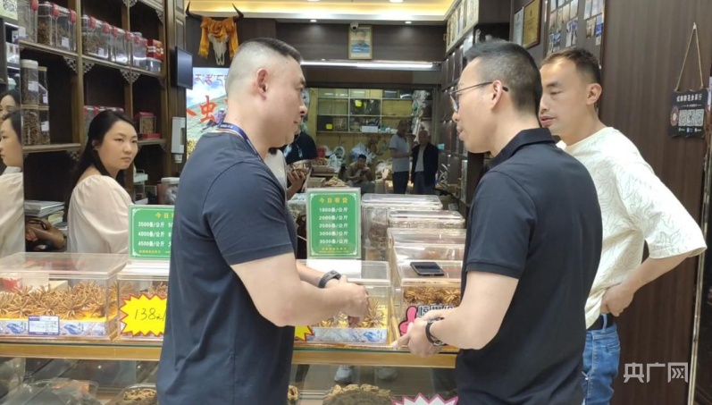 男子回应“收购来的虫草疑似注水银”，当地市监部门已介入5