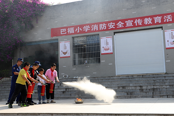 2同学们体验如何使用灭火器进行灭火。通讯员 杨彦 摄