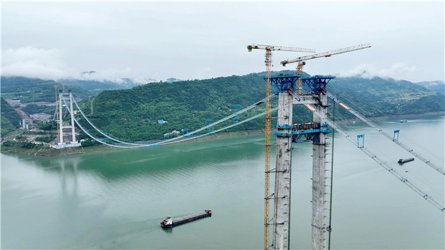复兴长江大桥首根主缆索股完成架设。云阳报记者 徐锐 摄