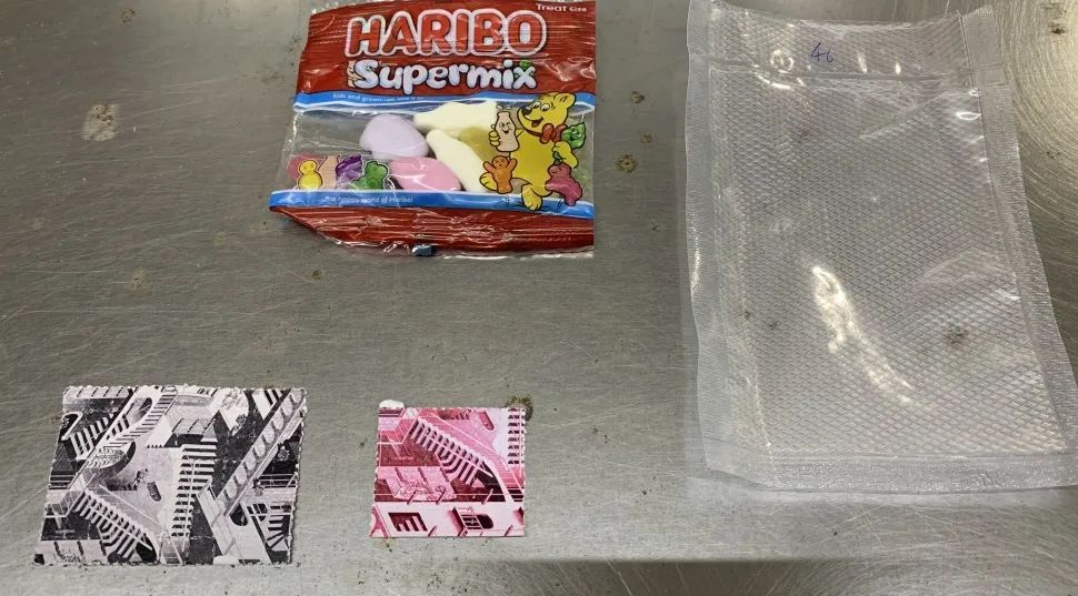 毒性极大！见到这种花花绿绿小纸片立即报警1