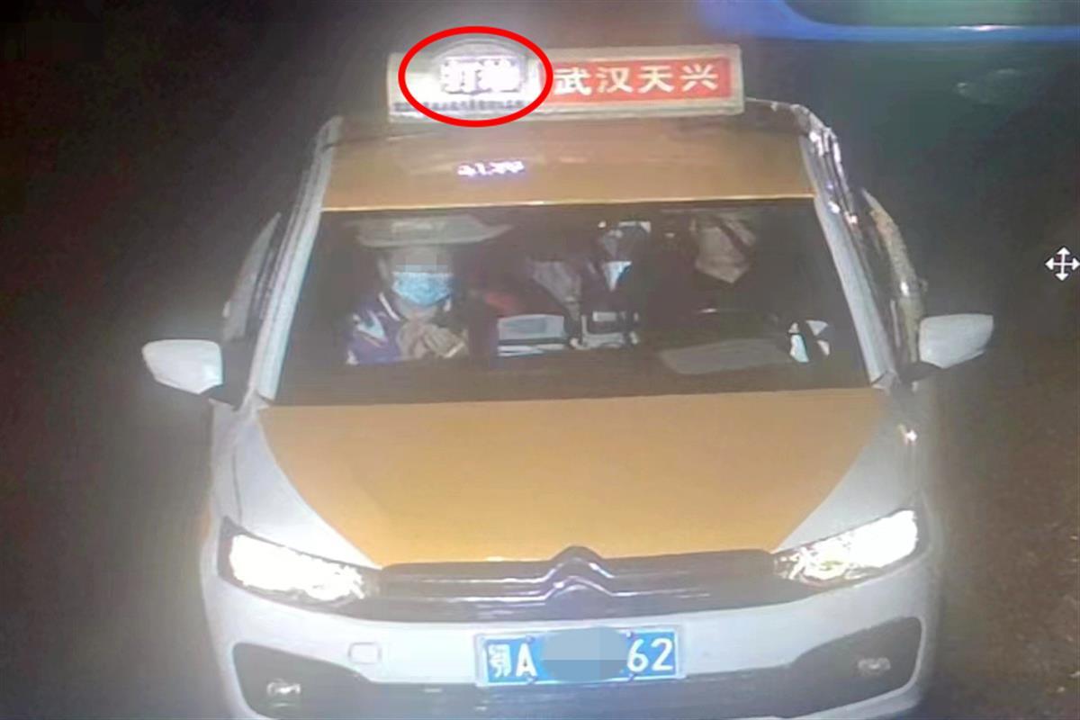 出租车顶灯亮起“打劫”“SOS”！派出所紧张追踪近1小时，结果出人意料