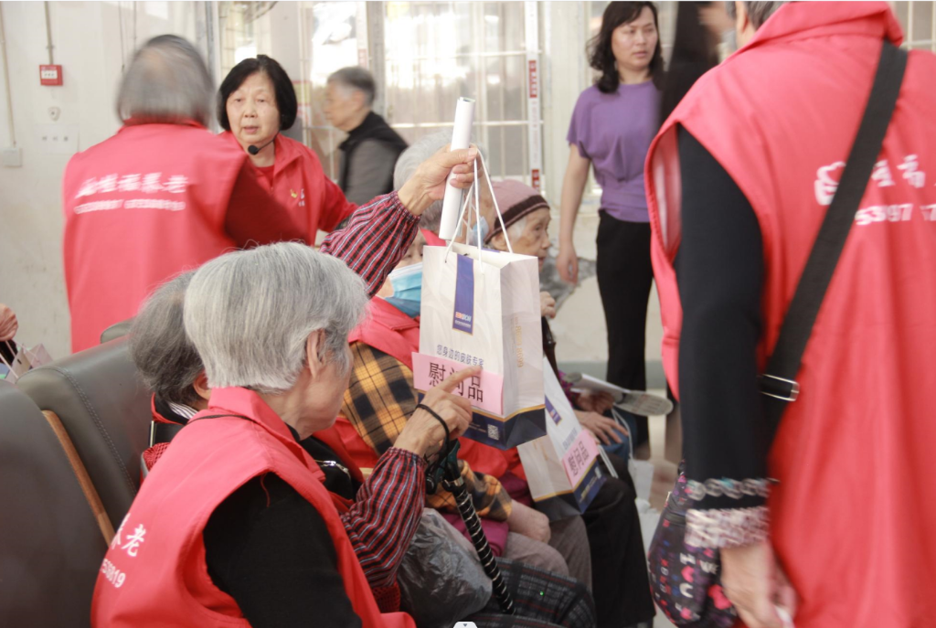 龙湖社区与重庆迪邦使命职员，为桂福公寓老人睁开垃圾分类、防诱骗、皮肤瘦弱等内容的宣教。