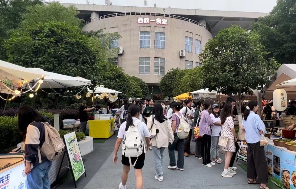 西政开设重庆高校首个“创夜集市”。华龙网-新重庆客户端 许凌翰 摄