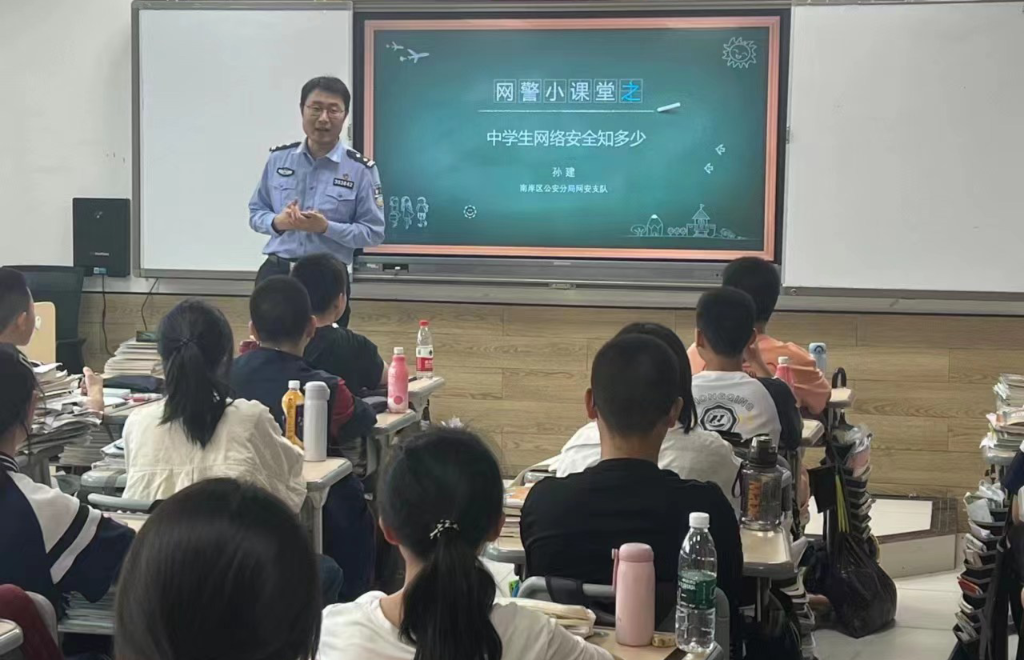 孙建作为网络安全课堂“讲师”走进校园。警方供图
