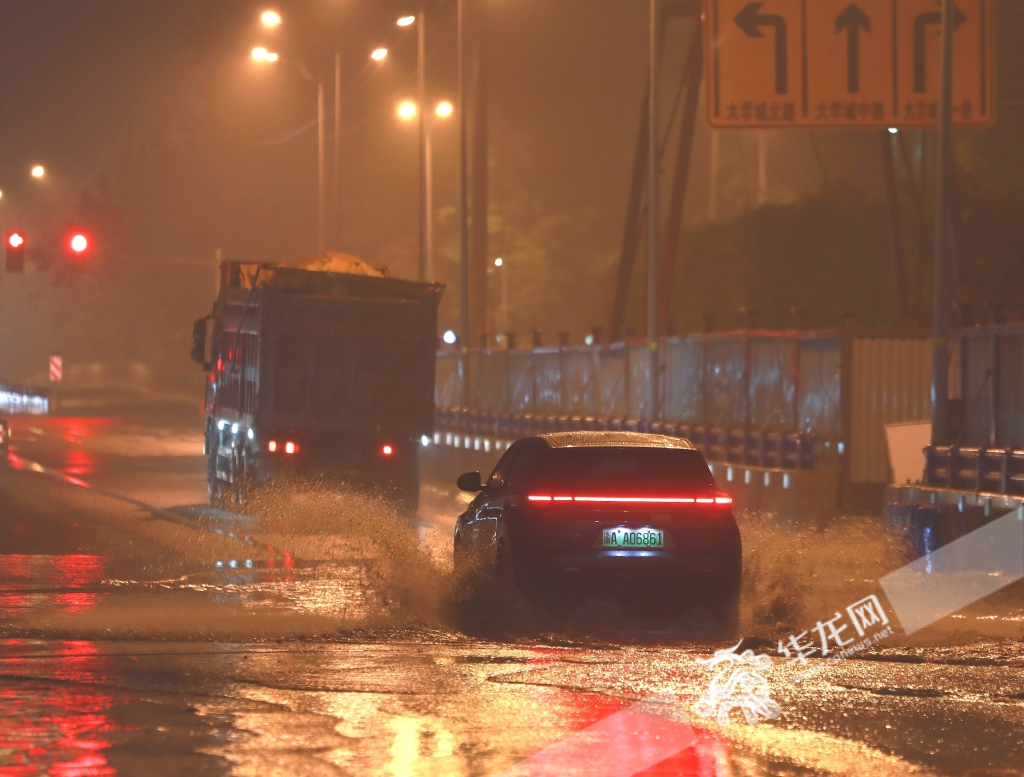 5月25日晚，中心城区迎短时强降水，路面出现积水。华龙网-新重庆客户端首席记者 李文科 摄