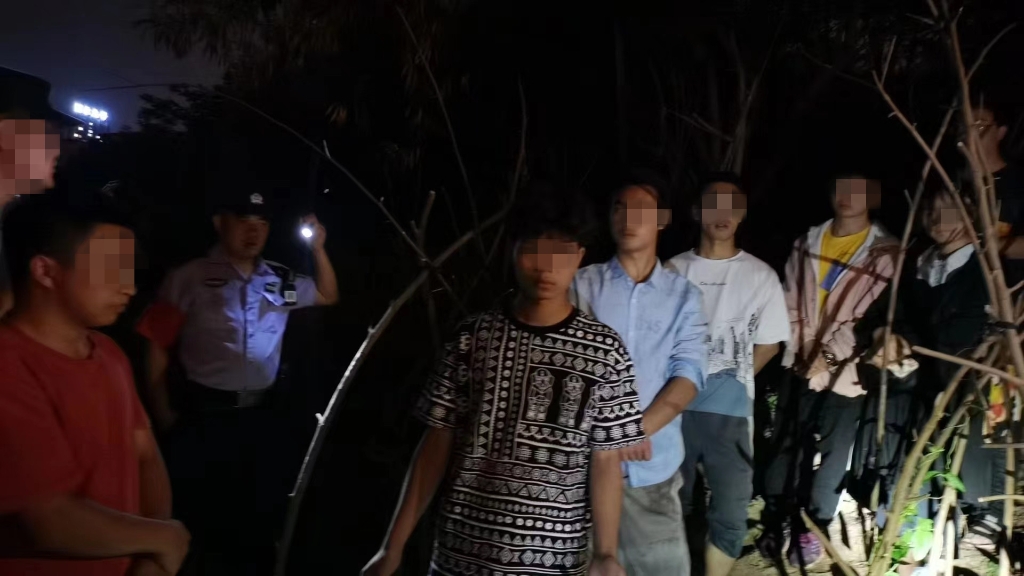 1民警当场查获7人非法捕捞的行为。重庆沙坪坝警方供图