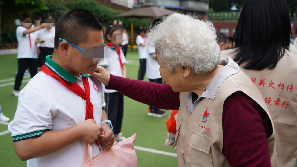 1军休干部代表为孩子们送上节日慰问品。重庆军休中心供图
