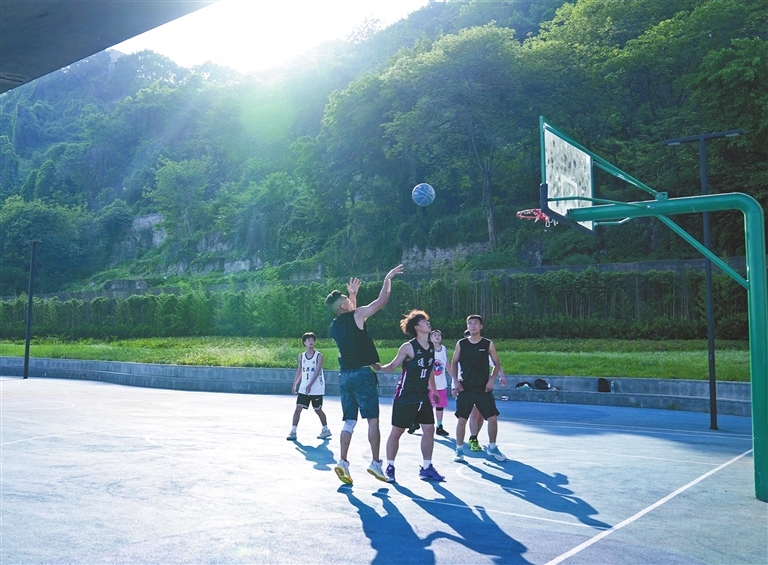 江畔篮球场成为市民健身运动新选择。