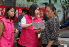 长寿区妇联在阳鹤村开展民法典宣传月普法宣传。通讯员 腾伟 摄