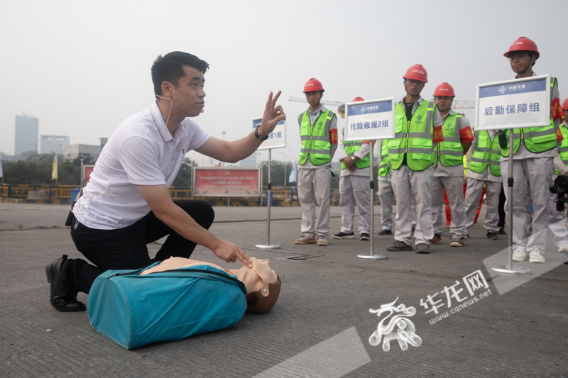 01，急救人员为施工人员做心肺复苏培训。华龙网-新重庆客户端记者 张质 摄