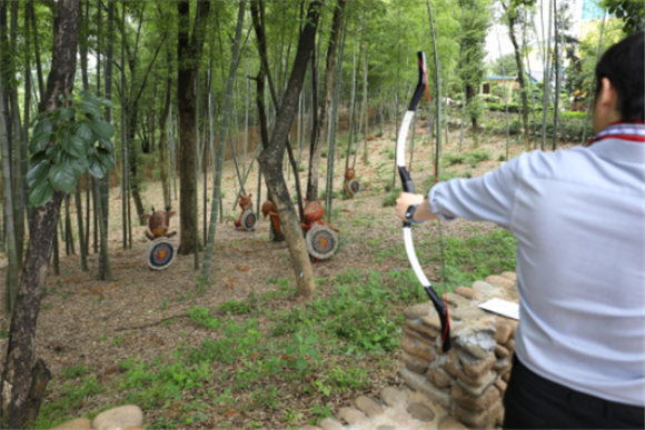 5月24日，在浙江省龙游县浦山村，游客体验射箭项目。新华社记者 杜潇逸 摄
