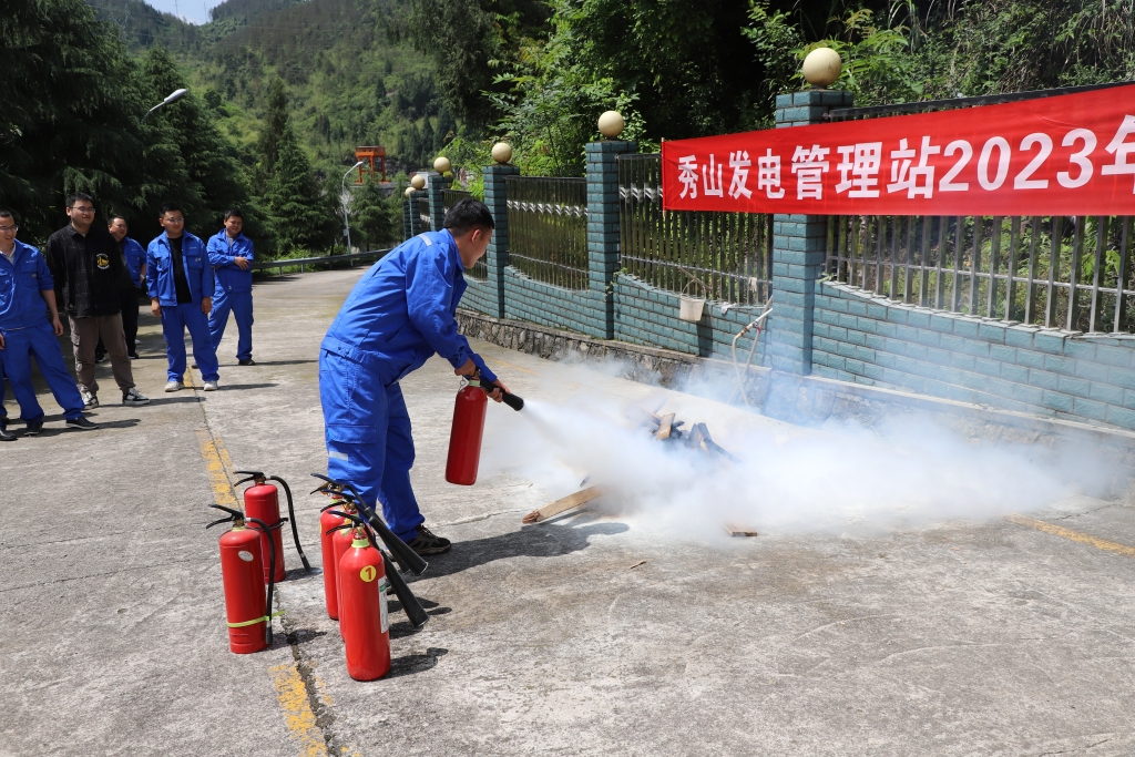 工作人员体验灭火器灭火。秀山县消防救援大队供图 华龙网发
