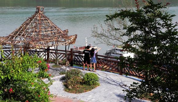 游客们欣赏风景。忠县县委宣传部供图 华龙网发