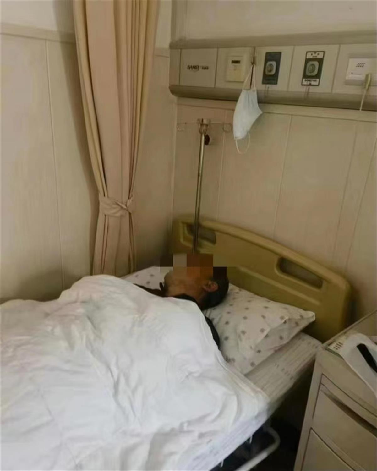宝鸡一中学校长被教育局局长喊人殴打?校长称有人抢夺手机不成挥拳打人,致其头部撞墙,警方已介入4