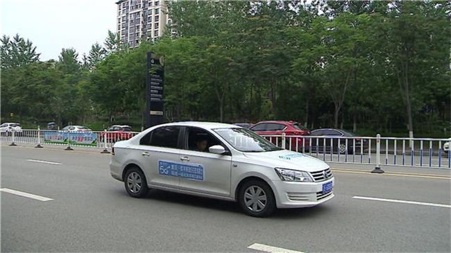 中国移动5G车联网项目测试车辆在道路上行驶。梁平区融媒体中心记者 陶冶 摄