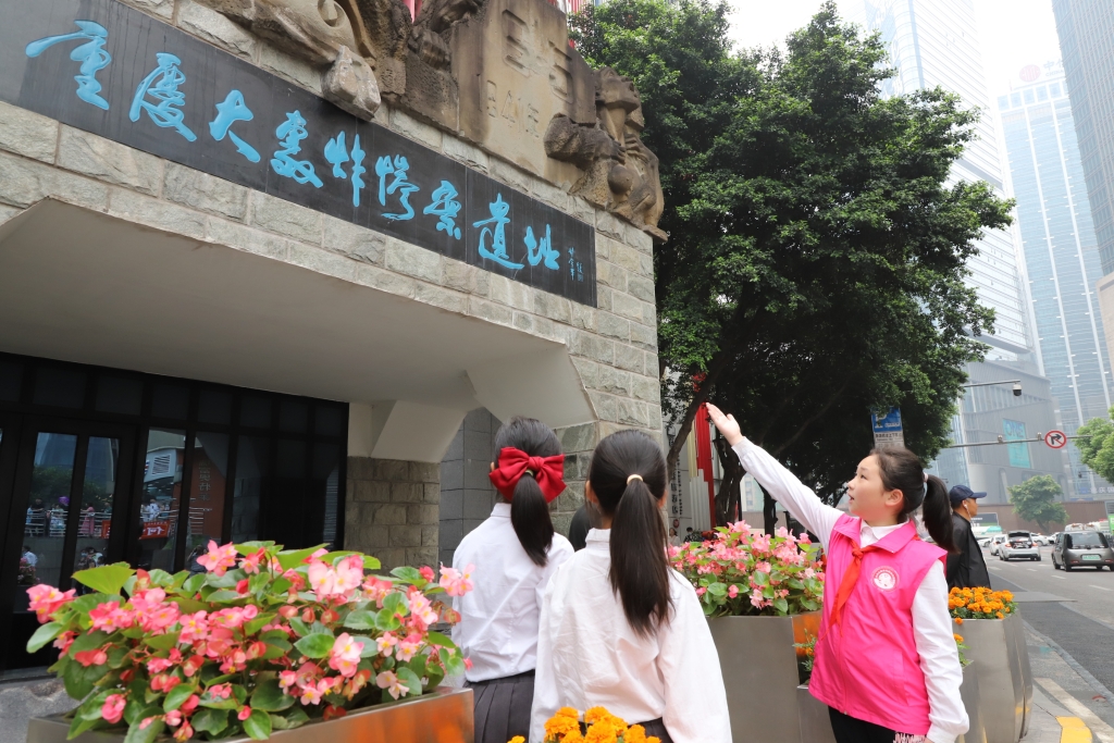 “小小志愿者”向游客讲解重庆大轰炸历史。市国动办供图华龙网发