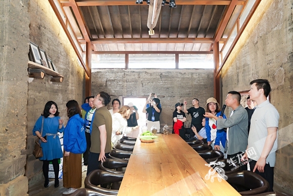 媒體記者在蓮花穴藝術院落采訪。華龍網-新重慶客戶端記者 歐武夷 攝